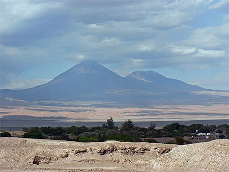 Le majestueux volcan Licancabur, dans l'Atacama