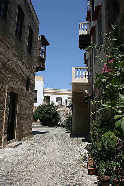Rue déserte de Rhodes city