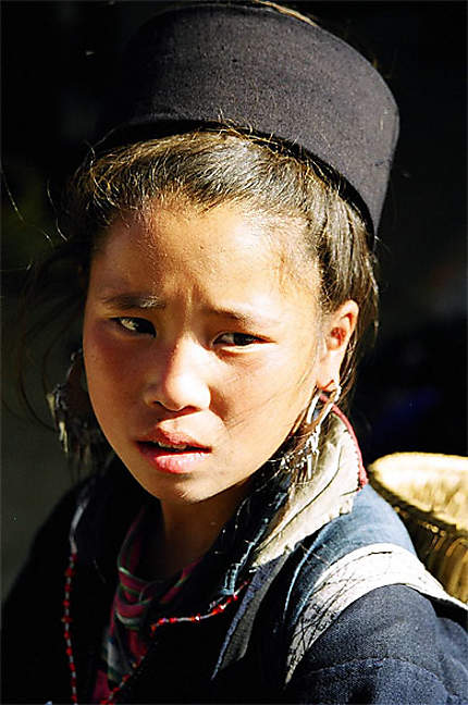 Jeune fille en tenue traditionnelle
