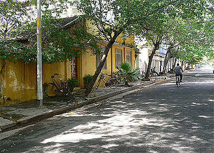 Une rue du Pondichéry colonial à l'heure de la sieste