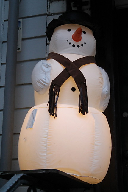 Un bonhomme de neige gonflable