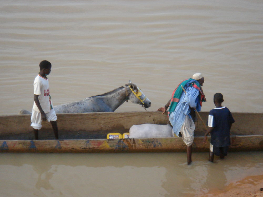 Traversée du fleuve en pirogue