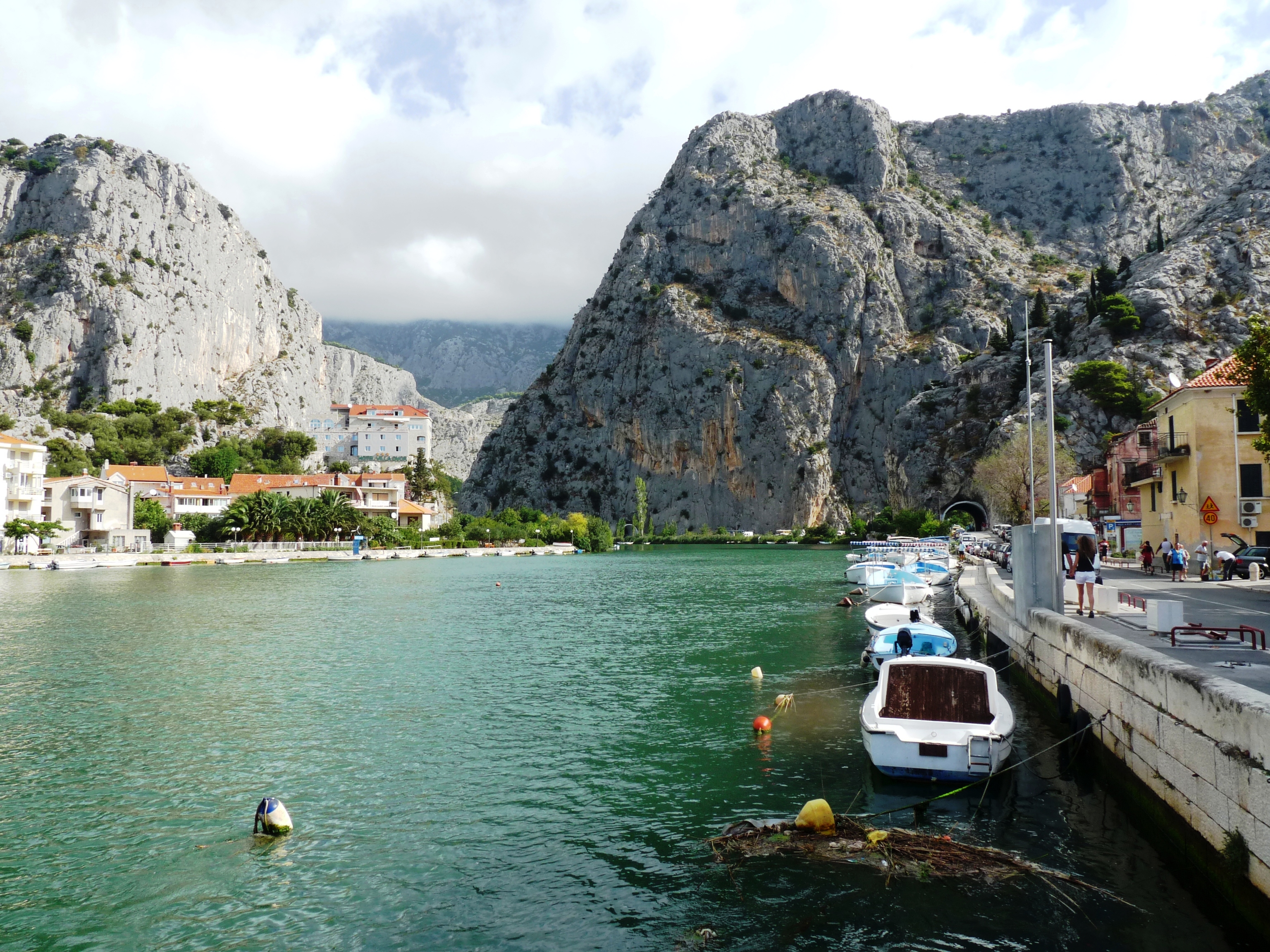 Les falaises massives d'Omis Les falaises massives d'Omis