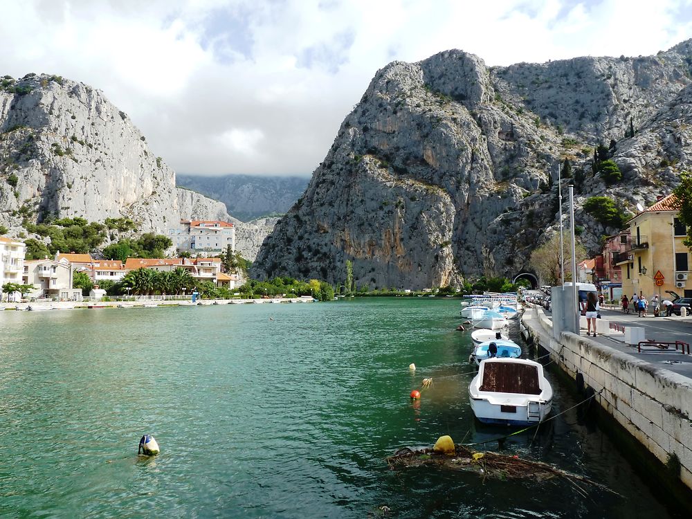 Les falaises massives d'Omis