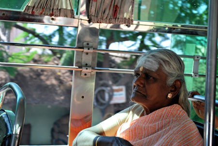 La vieille femme dans le bus