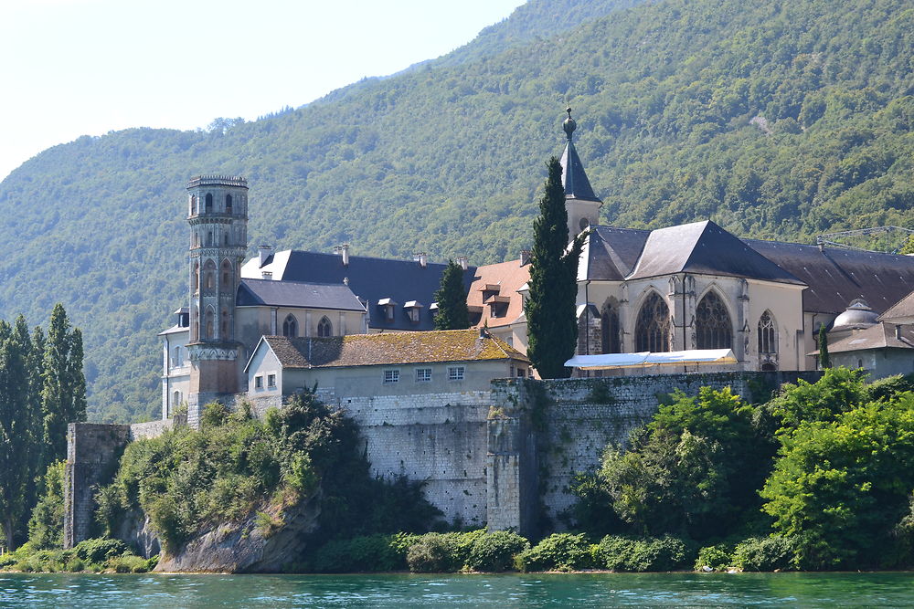 Abbaye d'Hautecombe et lac du Bourget