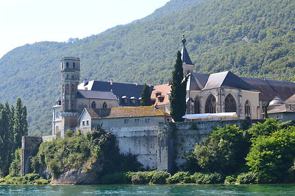 Abbaye d'Hautecombe et lac du Bourget