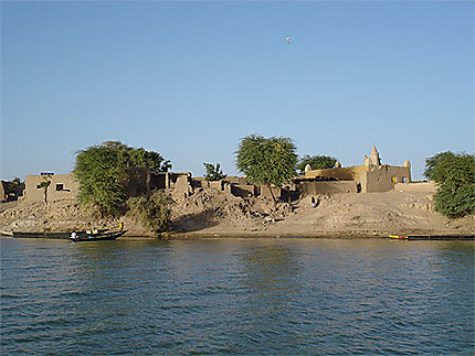 Village sur le fleuve Niger