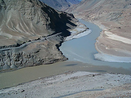 Le Zanskar se jetant dans le fleuve Indus