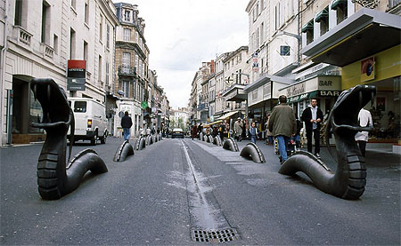 La rue Ricard avec les dragons La rue Ricard avec les dragons