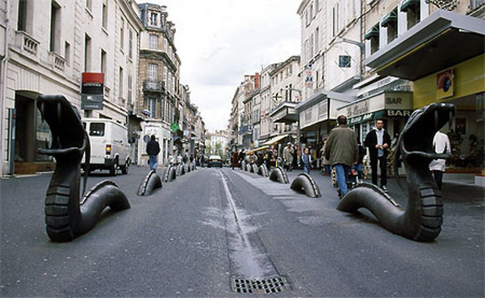 La rue Ricard avec les dragons