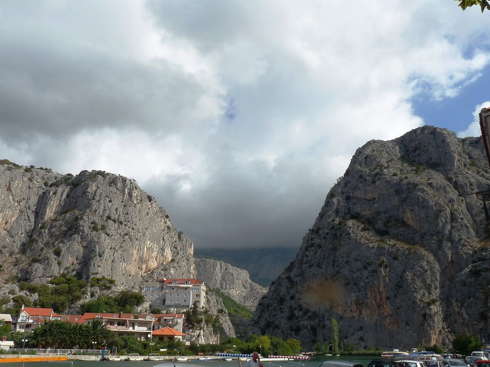 Omis et ses falaises massives