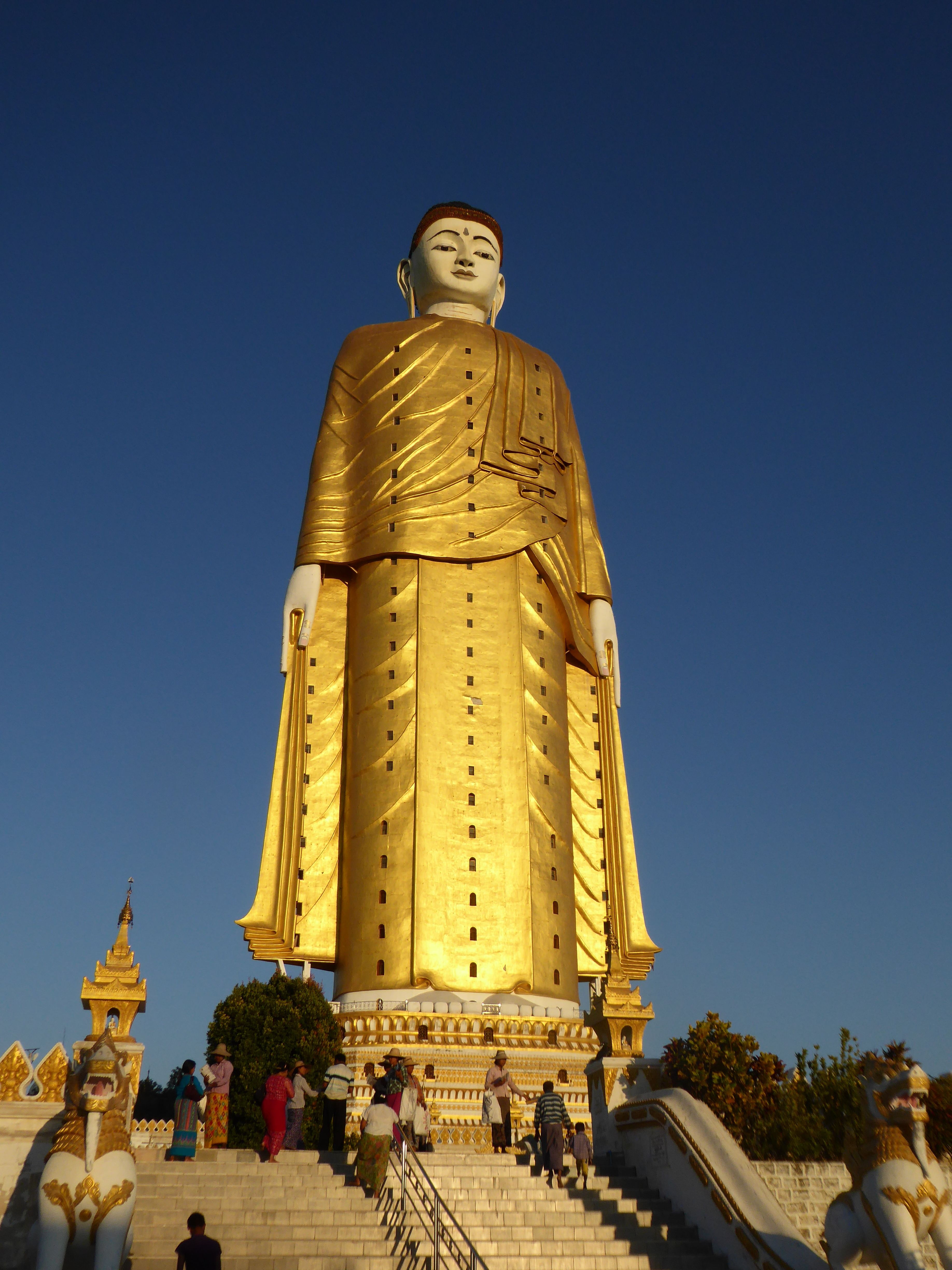 Le bouddha debout près de Monywa