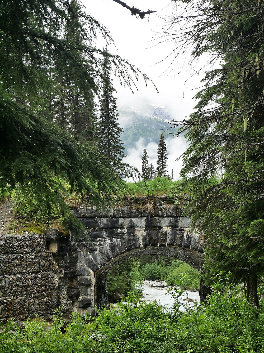 Ruines de la mythique transcanadienne, Col Rogers