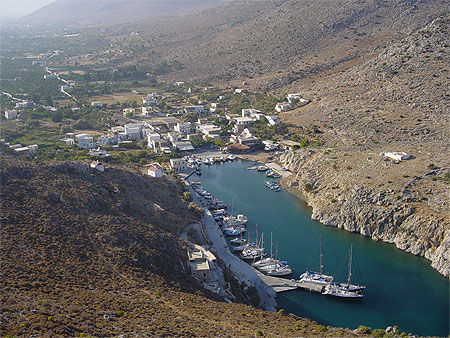 Le port et la vallée de Vathys