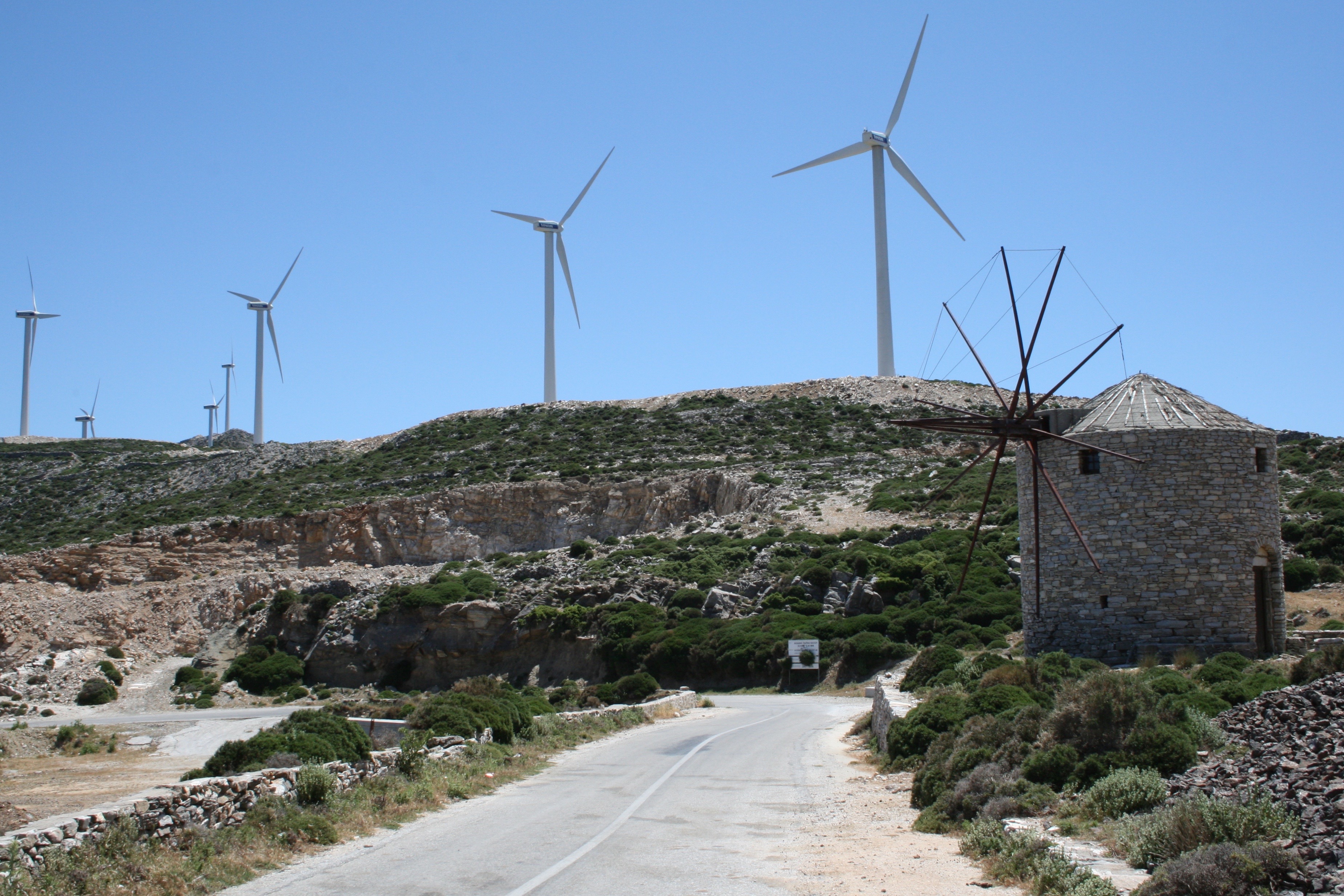 Eoliennes et vieux moulin Eoliennes et vieux moulin