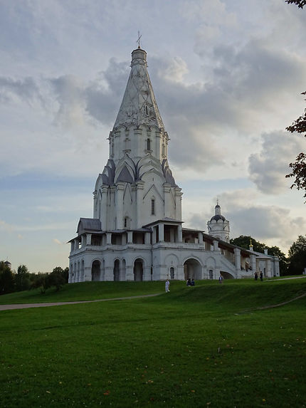 Eglise à Moscou dressée vers le ciel