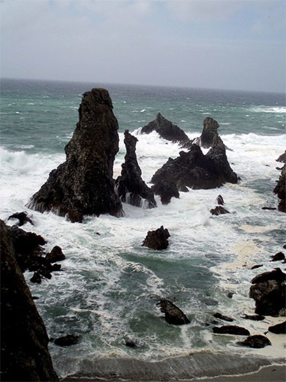 Les aiguilles de Port Coton sous la pluie