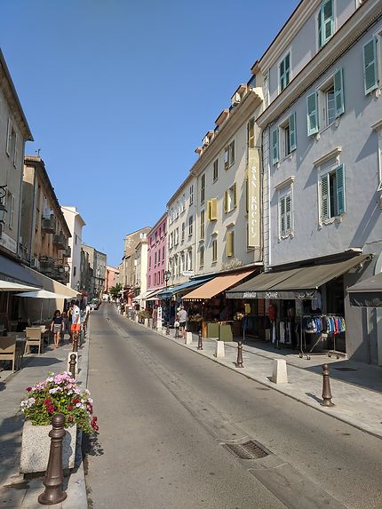 Rue commerçante de St florent