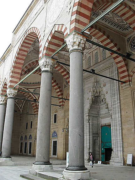 L'entrée de la mosquée