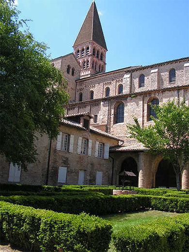 Tournus Saône et Loire "le cloître de l'abbaye Saint Philibert"