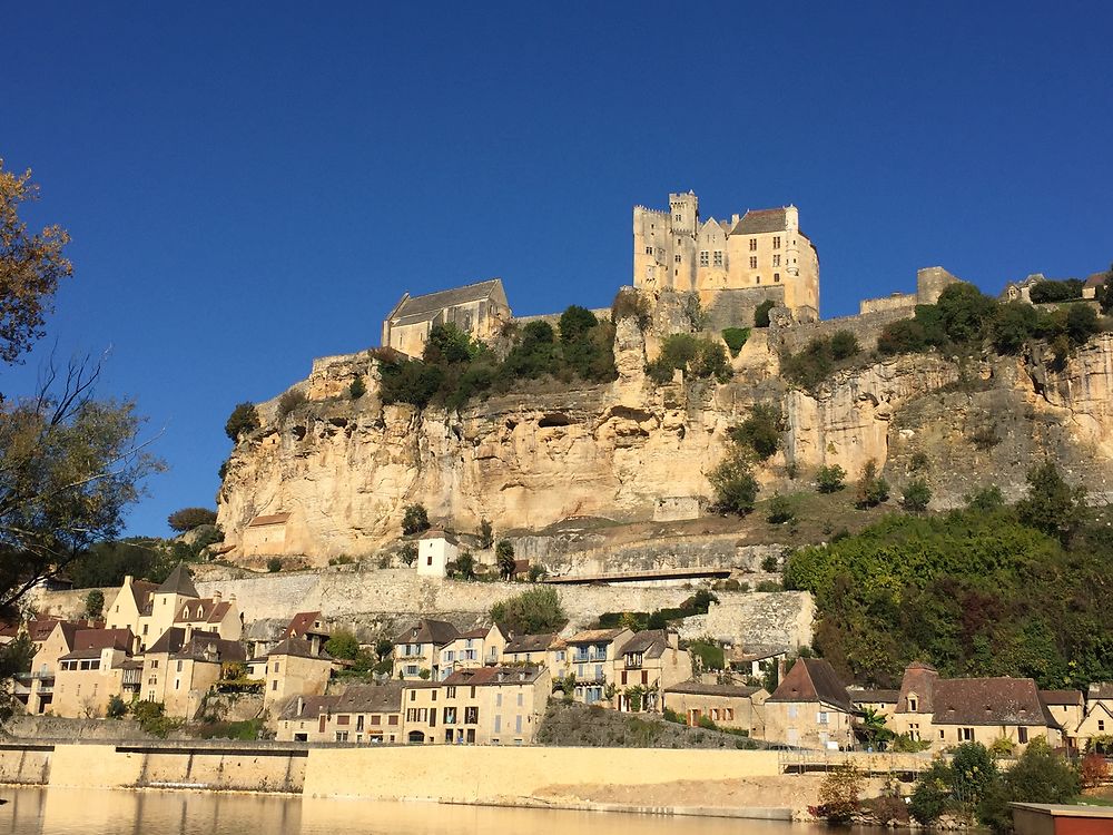 Le Château de Beynac domine la rivière Dordogne