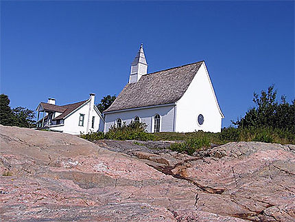 Magnifique petite chapelle protestante au bord du St Laurent
