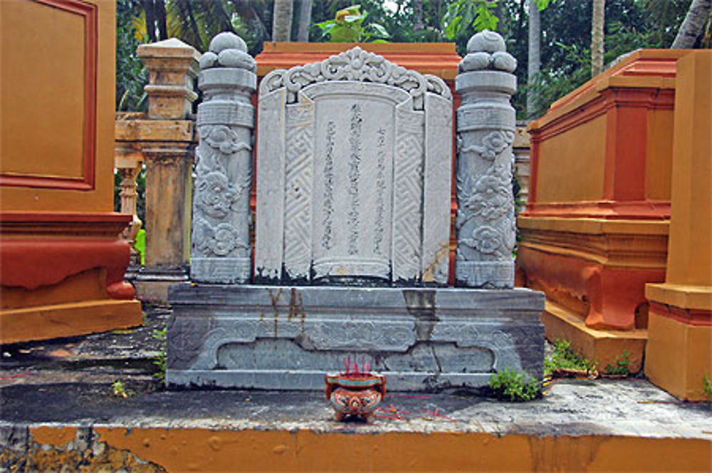 Pagode Vinh Trang : Sépulture