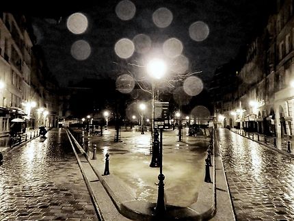 Paris la nuit, sous la pluie