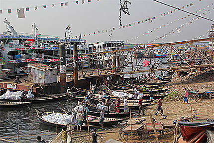 Port de Sadarghat à Old Dhaka