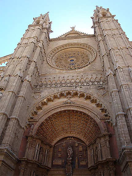 Imposante façade de la Cathédrale