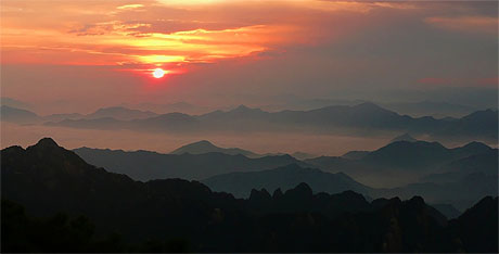 Lever du soleil dans les montagnes HuangShan Lever du soleil dans les montagnes HuangShan