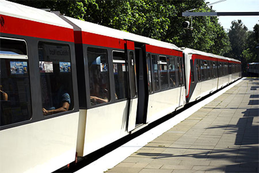 Un rame de métro rouge et blanche