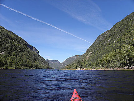 En kayak sur la rivière Malbaie
