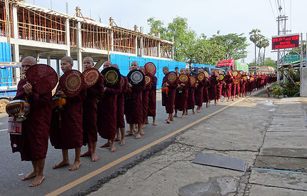 Obole des moines à Hpa An, Birmanie