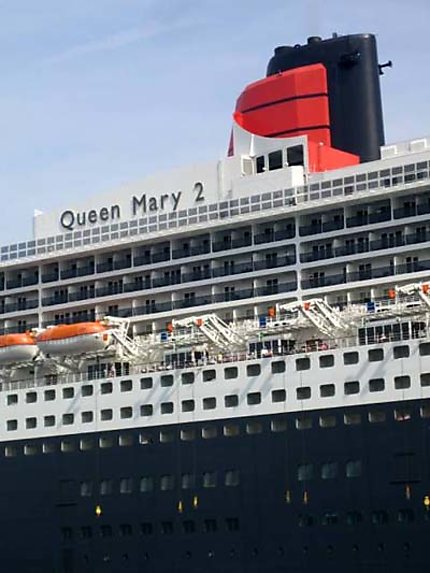 Queen Mary dans baie de Cannes pour le festival du film