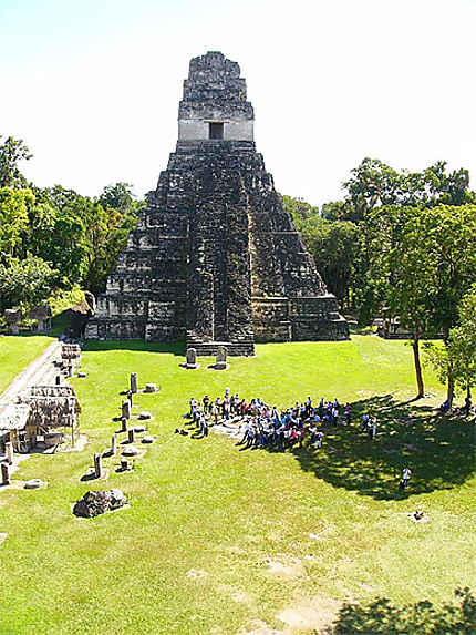 Rite indien sur la plaza Mayor à Tikal