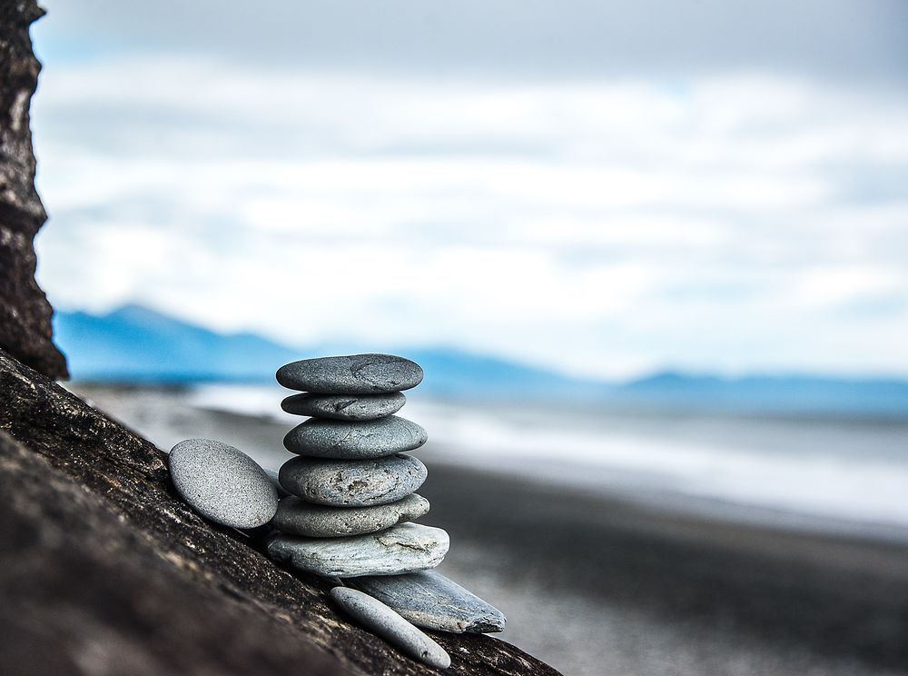 Cairns sur la plage 