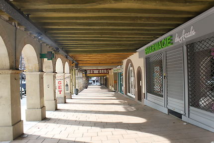 Sous les arcades à Revel