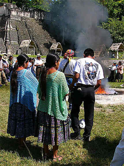Offrande et rites indiens sur la plaza Mayor de Tikal