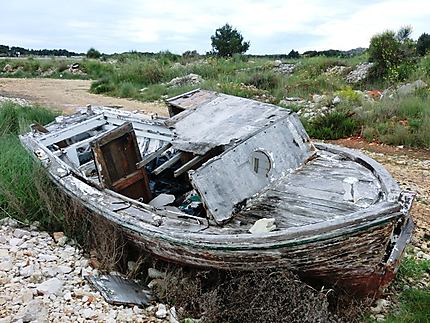 Vieux bateau abandonné