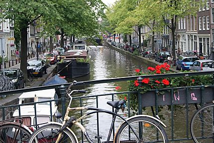 Canaux et vélo à Amsterdam