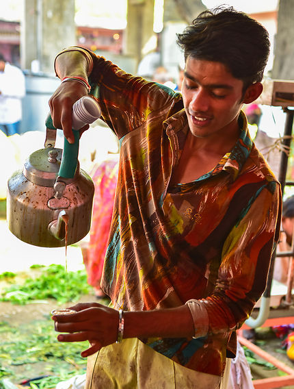 Un masala tea bouillant offert au visiteur