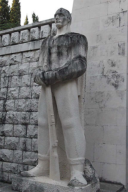Une statue de soldat yougoslave