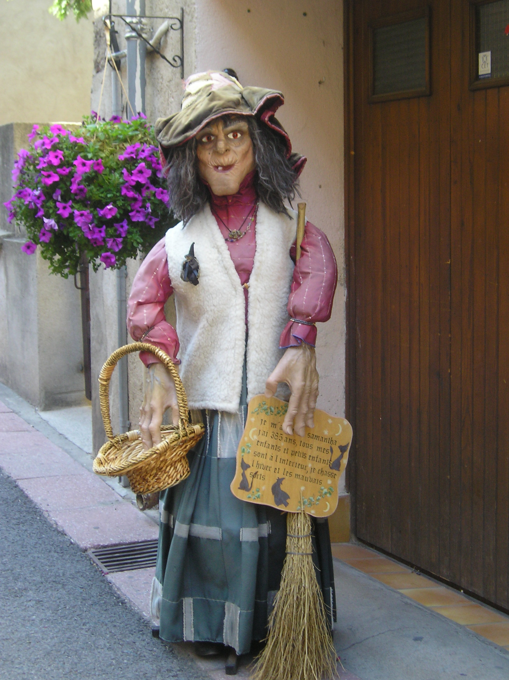 La sorcière des rues de Villefranche-de-Conflent La sorcière des rues de Villefranche-de-Conflent