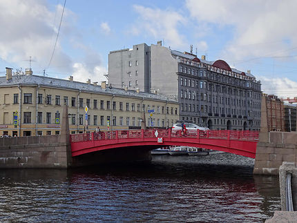 Pont rouge de Saint-Pétersbourg