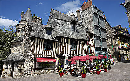 Château et maisons à pans de bois, Place Saint-Yves, Vitré