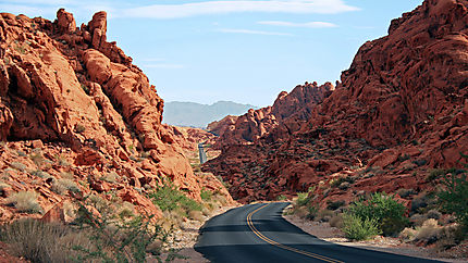 La route sillonne entre la roche rouge