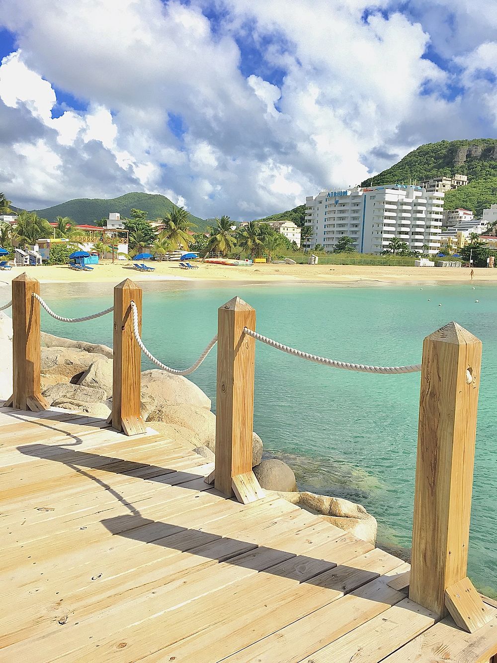 Petite baie tranquille avec restaurants 