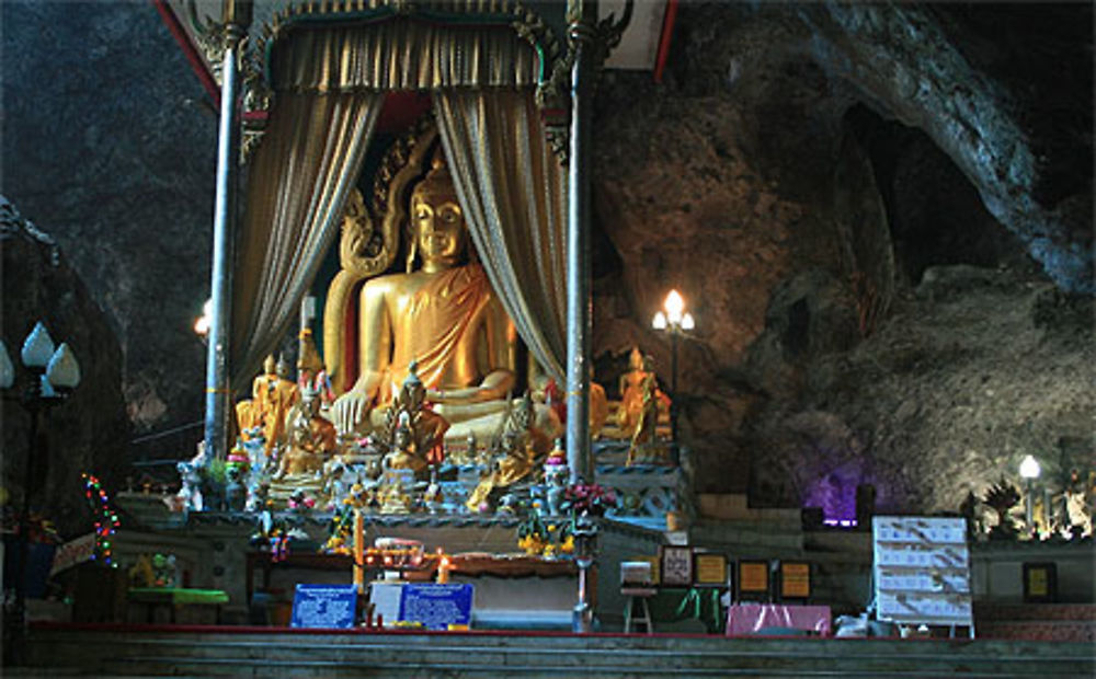 Temple creusé dans la montagne